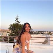 Profesora comprometida, centrada en Historia, Idiomas y Filosofía.